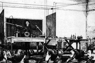 Imagen: Demostración de transmisión inalámbrica de energía durante su presentación de 1891. WC